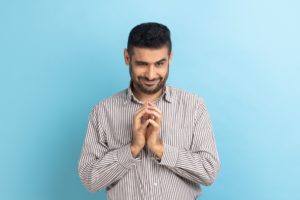 笑顔が多いが不自然で誠実さがない