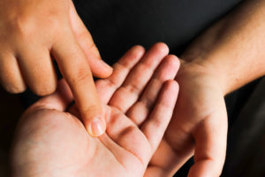 生命線が二股に枝分かれする手相とは？生命線が分かれてる意味