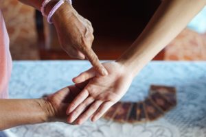 下向きに枝分かれしている手相