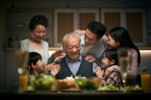 傘寿のお祝いの方法は？テーマカラーやおすすめのプレゼントを紹介