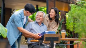 NGなプレゼントは？長寿のお祝いでおすすめしない贈り物