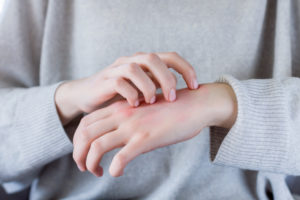 右の手のひらがかゆい時は宝くじ当選の予兆？スピリチュアルな意味５選