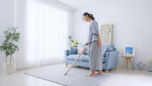 掃除をして家の中を綺麗に保つ