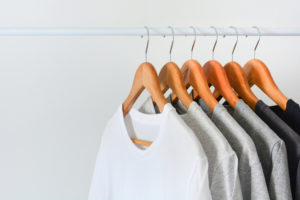 シンプルな服装を好む