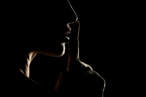 家族や友人にも当せんを教えない