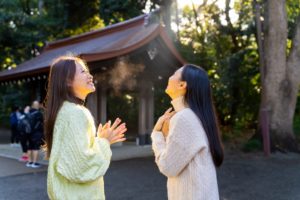 状況別・鳩のスピリチュアルな意味④：神社で鳩を見る