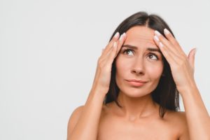 眉間や眉頭にできたニキビを隠せば、運命を変えられる？