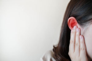 右耳が耳鳴りでキーンとする時のスピリチュアルな意味は？音の種類別に解説