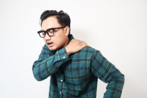左肩が重い時のスピリチュアルな意味とは？急に左肩が痛い時の意味を解説