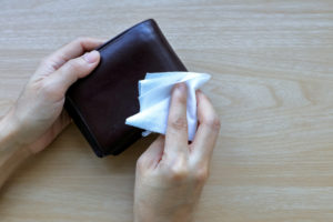 お財布やお金を丁寧に扱う