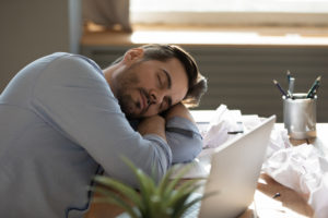 見る人の特徴①：亡くなった人に執着・依存している