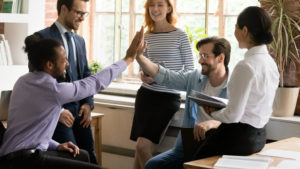 友人が宝くじに当たった場合のスピリチュアルなサイン