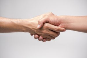 周囲の人との付き合いを大切にする