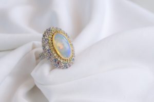 エメラルドは「鮮やかな緑色」が特徴の宝石