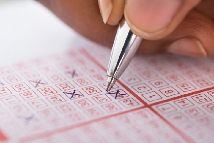 宝くじの高額当選者がバレるのはなぜ？銀行が漏らしている可能性は？