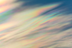 彩雲を見かけやすいのはどんな条件の空？